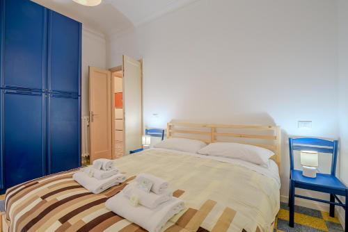- une chambre avec un grand lit et des serviettes dans l'établissement Galazia Apartment San Giovanni, à Rome