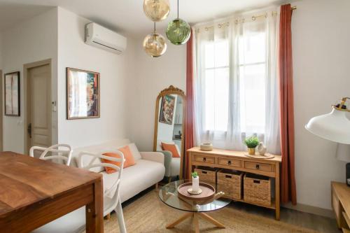 un salon avec un canapé et une table dans l'établissement L46 2P Port, 2min du Cap et 5 du port/ CLIM & WIFI, à Nice