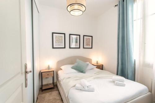 ein Schlafzimmer mit einem weißen Bett mit zwei Handtüchern darauf in der Unterkunft L46 2P Port, 2min du Cap et 5 du port/ CLIM & WIFI in Nizza