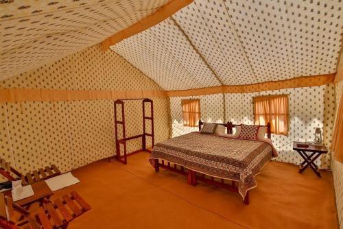 ein Schlafzimmer mit einem Bett in einem Zimmer in der Unterkunft Atithi Camp & Resort in Pushkar