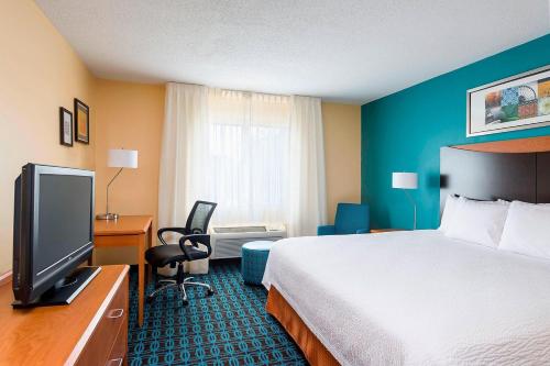um quarto de hotel com uma cama e uma televisão em Fairfield by Marriott em Jackson