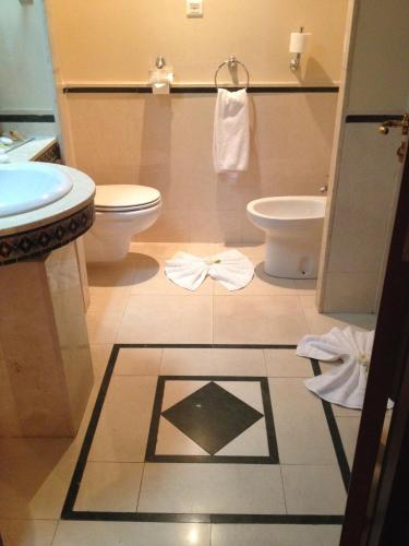 Un baño de Helnan Chellah Hotel