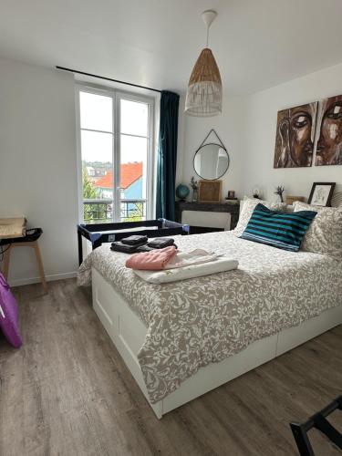 une chambre avec un grand lit et une fenêtre dans l'établissement VILLA GABI, à Juvisy-sur-Orge