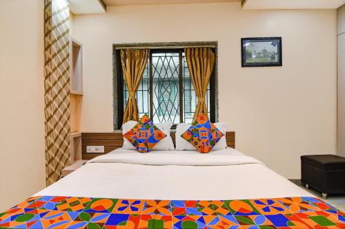 Schlafzimmer mit einem großen Bett und einem Fenster in der Unterkunft FabExpress Scholer Motel in Kalkutta