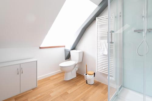 瓦訥的住宿－bel appartement refait a neuf，白色的浴室设有卫生间和楼梯。