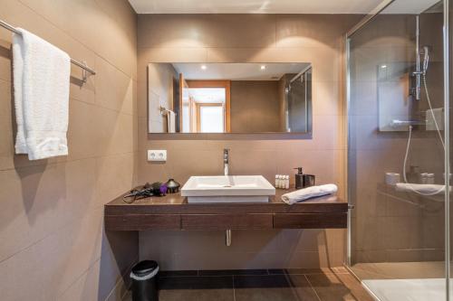 un bagno con lavandino e doccia di NC APARTMENTS 201 Moli Blau - 4 pax a Roses