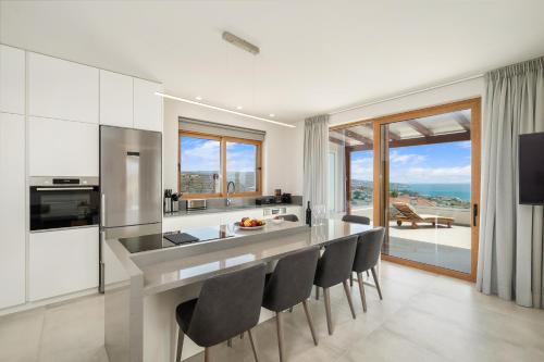 Η κουζίνα ή μικρή κουζίνα στο Delfini Villas 1, 2, 3, 4, 5, 6 - Kalamaki