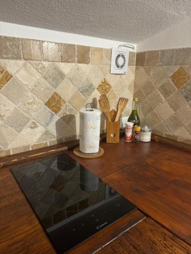 a kitchen counter with a counter top with a counter top at Casa Garoselli in Monticchiello