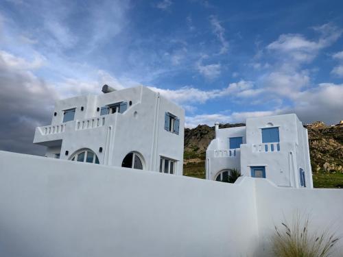 dos edificios blancos sentados en la cima de una colina en Villa Xanthos, en Plaka