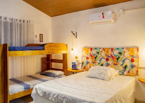1 Schlafzimmer mit 2 Etagenbetten in einem Zimmer in der Unterkunft Paradise Camp in Monte das Gameleiras