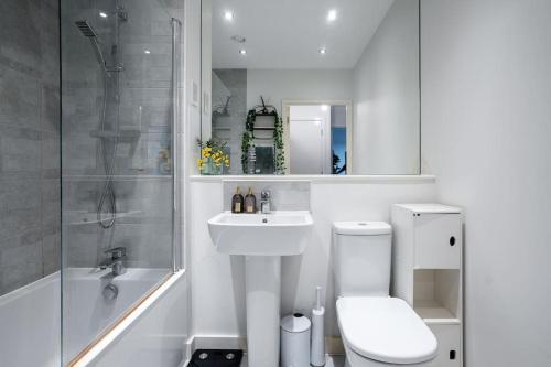 a bathroom with a toilet and a sink and a shower at Beautiful & Contemporary Queensbury Retreat in Wealdstone