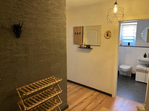La salle de bains est pourvue d'un lavabo et de toilettes. dans l'établissement sennefeeling, à Hövelhof
