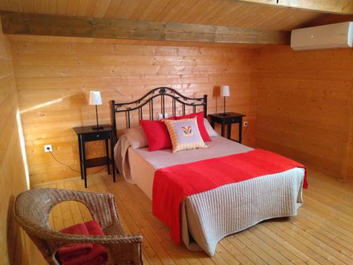 CobisaにあるCasa Rural La Dehesa De Toledoのベッドルーム1室(ベッド1台、テーブル2台、椅子付)