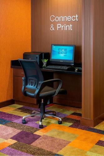 un bureau avec un bureau, un ordinateur et une chaise dans l'établissement Fairfield by Marriott, à Jackson