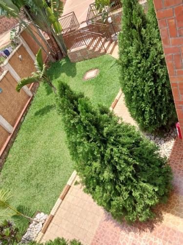 una vista aérea de un jardín con árboles y césped en CONVENTION VILLA APART HOTEL, en Kigali
