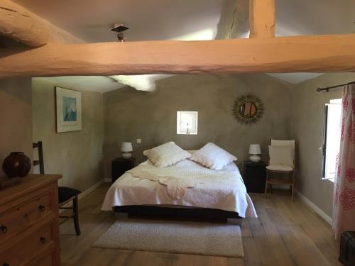 1 dormitorio con cama y techo de madera en LA BASTIDE FERREOL, en La Motte-dʼAigues