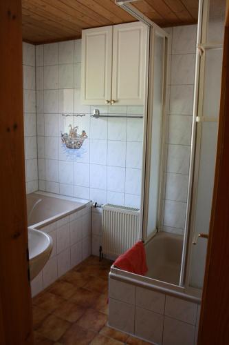 a small bathroom with a tub and a sink at Bahnhöfle Ferienhaus in Stubersheim