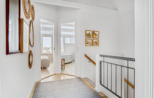 un pasillo con una escalera que conduce a una sala de estar en Beautiful Home In Assens With 3 Bedrooms And Wifi, en Assens