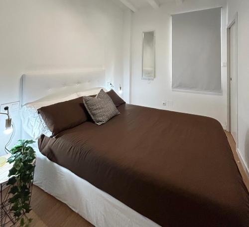 1 dormitorio con 1 cama grande en una habitación blanca en Barceloneta beach house, en Barcelona