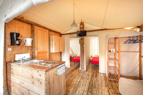 Η κουζίνα ή μικρή κουζίνα στο Camping-Village Vacances Les deux Étangs