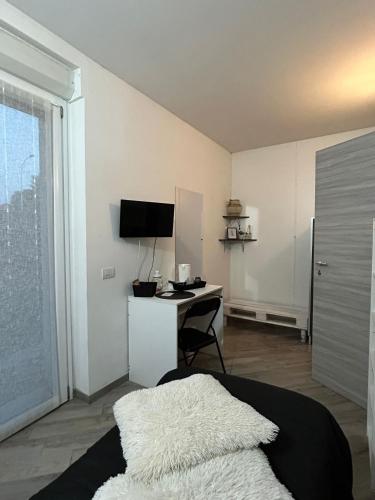 a bedroom with a bed and a desk with a computer at BeB Casa di Lia in Carugo
