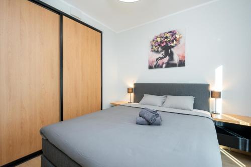 Un dormitorio con una cama grande y un armario de madera. en TartuKodu Riia 22-24, en Tartu