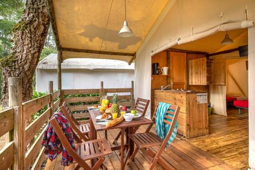 Η κουζίνα ή μικρή κουζίνα στο Camping-Village Vacances Les deux Étangs