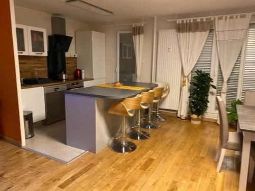 une cuisine avec un îlot et des tabourets de bar dans l'établissement Angele Stephen, à Nice