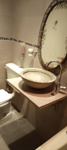 - Baño con lavabo con una cuna en Hostel Dakini en Lomas de Zamora