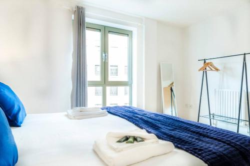 1 dormitorio con 1 cama con toallas en Brook Retreat - City Centre - Free Parking, Fast WiFi and Smart TV by Yoko Property en Derby