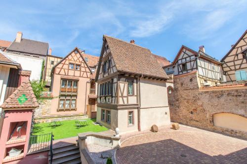 vista aerea di un vecchio edificio con cortile di MY SWEET HOMES - STUDIO "LE CAVEAU" a Colmar