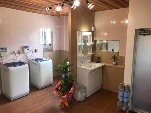 łazienka z 2 lodówkami i umywalką w obiekcie Minshuku Green-so - Vacation STAY 92548v w mieście Uechi
