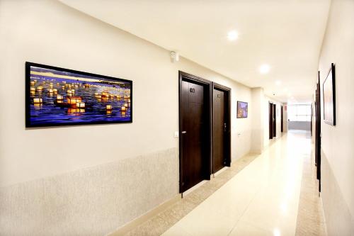 un pasillo con una gran pintura en la pared en OYO Hotel Karma, en Jalandhar