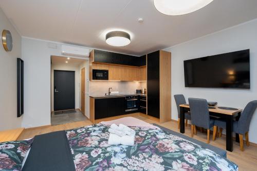 Habitación con cama, mesa y cocina. en TartuKodu Riia 22-29, en Tartu