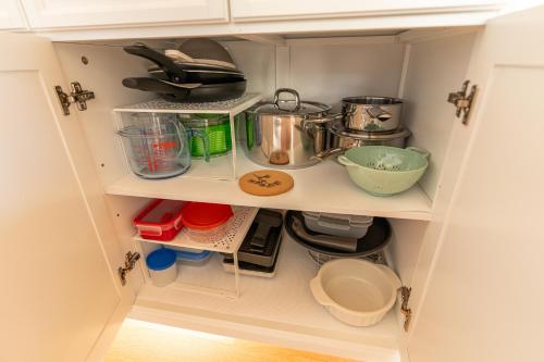a cupboard filled with lots of kitchen utensils at Tiny House Chez Claudine - Relaxen, Workspace, Nähe Thermen, Netflix, free Parking & Wifi in Brugg