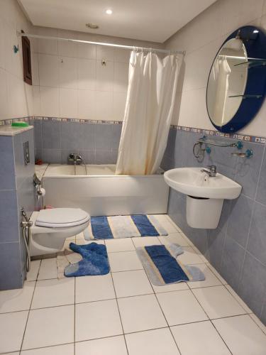 uma casa de banho com um WC, um lavatório e uma banheira em Belhassen II em Tunes