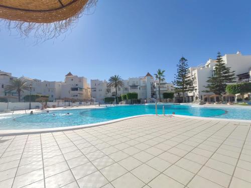 a swimming pool in the middle of a building at APARTAMENTO PUERTO GOLF in Almerimar