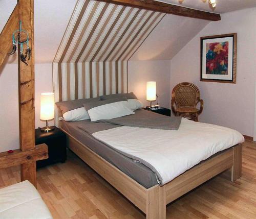 1 cama grande en un dormitorio con 2 lámparas en Ferienwohnung Brigitte Leist, en Sankt Wendel
