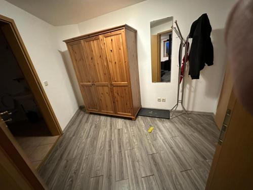 una camera con porta in legno e specchio di Apartment Emilia a Lipsia