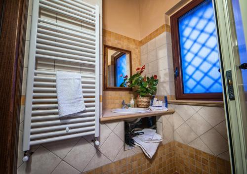 AragonaにあるAgriturismo Baglio del Melogranoのバスルーム(洗面台、窓付)