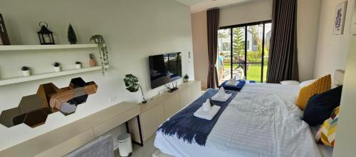 Μια τηλεόραση ή/και κέντρο ψυχαγωγίας στο TRE Khaoyai Pool Villa ทรีเขาใหญ่ พูลวิลล่า