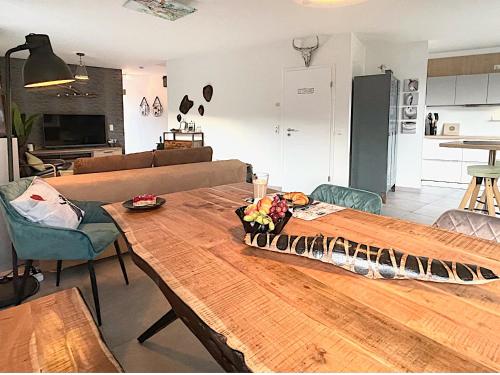a living room with a wooden table with flowers on it at Femo SCHICK-modern, Natur, Rothaarsteig, 2Etg, 2Bäder in Burbach