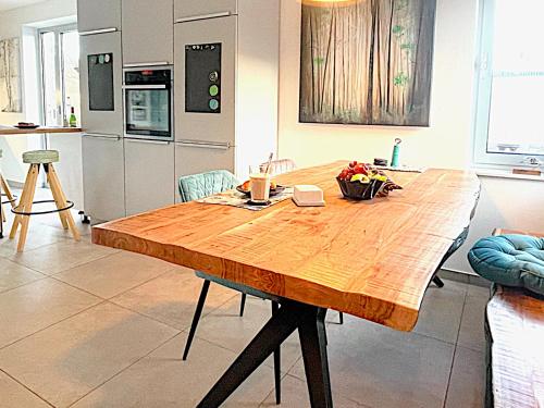 a kitchen with a wooden table in a room at Femo SCHICK-modern, Natur, Rothaarsteig, 2Etg, 2Bäder in Burbach