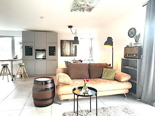 a living room with a couch and a table at Femo SCHICK-modern, Natur, Rothaarsteig, 2Etg, 2Bäder in Burbach