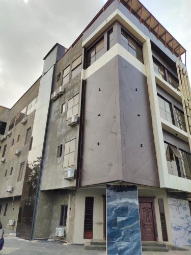 un edificio che è stato vandalizzato di Passready Hotel and Suites Nnewi a Nnewi