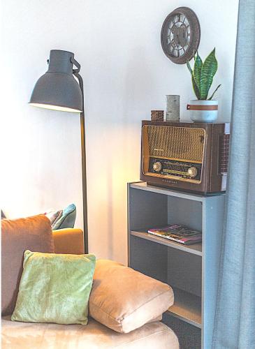 a living room with a couch and an old radio at Femo SCHICK-modern, Natur, Rothaarsteig, 2Etg, 2Bäder in Burbach