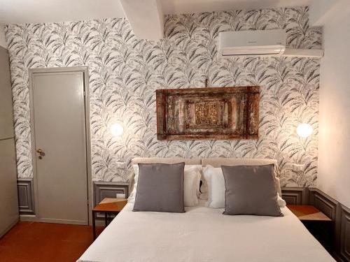 - une chambre avec un lit blanc et un mur dans l'établissement Compagnia del mare, Full Apt X 2, centro storico 5 minuti dal mare, à Riomaggiore