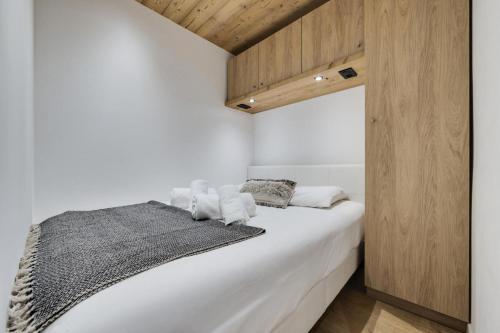 a bedroom with a white bed with towels on it at Résidence Le Rosset - 2 Pièces pour 4 Personnes 254 in Tignes