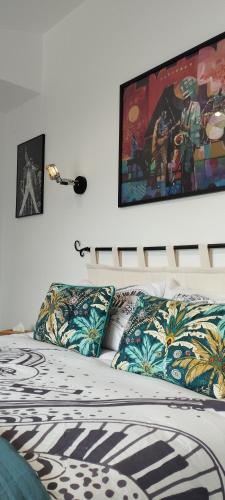 une chambre avec un lit et un tableau au mur dans l'établissement Claire & Co Chambre d'hôtes, à Pornic