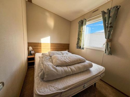 Postel nebo postele na pokoji v ubytování Beautiful Caravan With Decking At Wifi At Manor Park, Hunstanton Ref 23098t